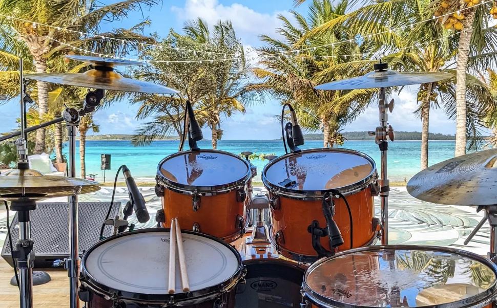 Resort Live Music in Caribbean Beach  SXM Sint Maarten Live Band Entertainment